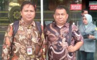 Kuasa Hukum terdakwa Kasi Intelijen Cukai pada Direktorat P2, DJBC Budiman Bayu Prasodjo, Endang Sulas Setiawan, S.,H., M.,H., (pertana dari kiri) foto bersama anggota timnya Soefianto Soetono, S.,H., M.,H., di teras Pengadilan Tipikor pada PN Jakpus, Jalan Bungur, Kemayoran, Rabu (28/10/2026). (Foto : Murgap Harahap)