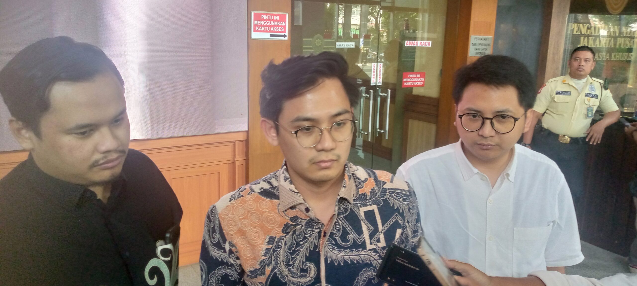 Kuasa Hukum terdakwa mantan Direktur P2 DJBC Rizal, Alim Kahfi, S.,H., M.,H., didampingi Timothy Nugroho, S.,H., M.Krim (pertana dari kiri) dan Aziz Rahman, S.,H., memberi keterangan pers di luar ruang Prof. Dr. Kusuma Atmadja, S.,H., M.,H., Pengadilan Tipikor pada PN Jakpus, Jalan Bungur, Kemayoran, Jum'at (30/10/2026). (Foto : Murgap Harahap)